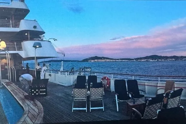 Tot op een superdeluxe cruiseschip op de Golf van St-Tropez.